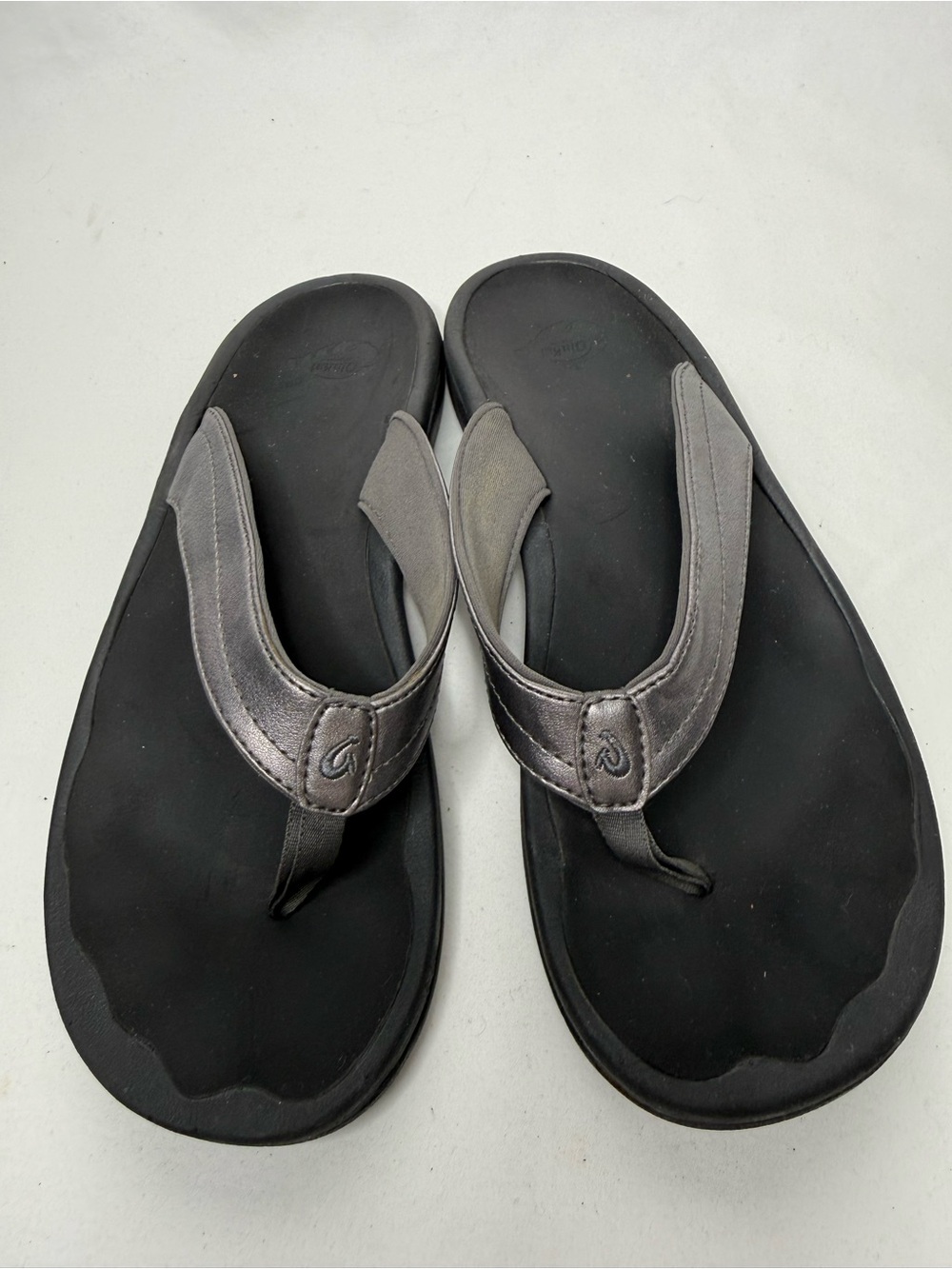 OluKai women’s Flip Flop Sandals Black/Gray/Brown Slip-On Rubber 9 Ohana